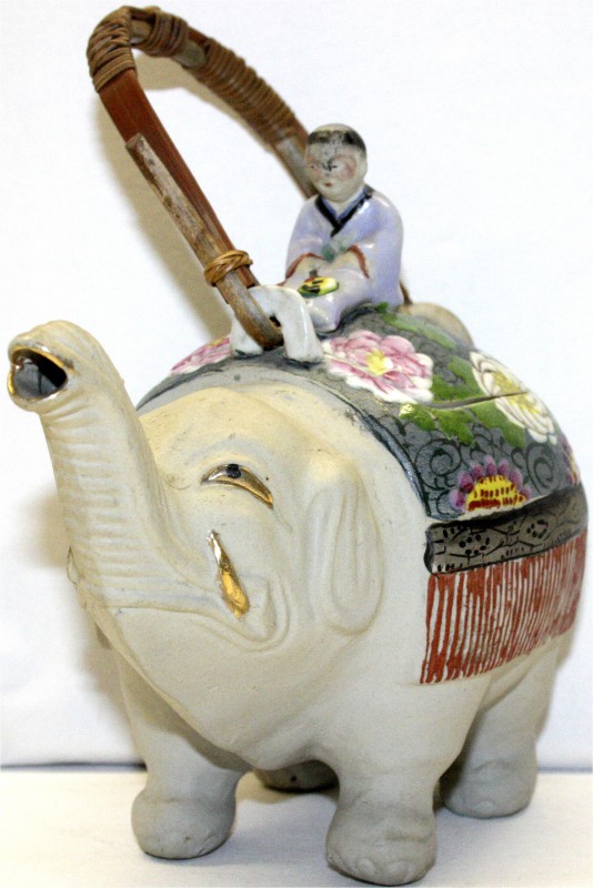 CHINA und Südostasien, China, Varia
Fayence-Teekanne in Form eines Elefanten mi...