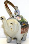 CHINA und Südostasien, China, Varia
Fayence-Teekanne in Form eines Elefanten mit Reiter. Länge 18 cm.