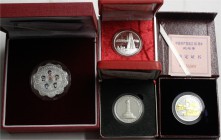 CHINA und Südostasien, China, Lots der Volksrepublik China
4 moderne Medaillen in Originaletuis mit Zertifikaten: 1997 Denkmal (1 Unze Silber), 1999 ...