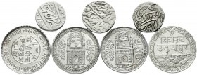CHINA und Südostasien, Indien, Lots
7 div. Silbermünzen: Rupie Hyderabad, 2 1/2 Kori Kutch, etc., 19./20. Jh. meist sehr schön