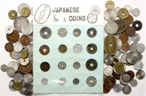 CHINA und Südostasien, Japan, Lots
Schachtel mit über 100 Münzen, meist 19. und 20. Jh. U.a. Yen Jahr 36, 50 Sen Jahr 37, etc.
schön-prägefrisch...