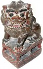 CHINA und Südostasien, Japan, Varia
Löwenskulptur aus Stein, rot und schwarz bemalt. Im Boden eingearbeitetes Muster. Höhe 26 cm.
