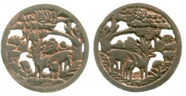 CHINA und Südostasien, Korea, Amulette
Rundes "open work" Bronzeamulett o.J. Hirsche neben Pinie. 36 mm.
sehr schön/vorzüglich