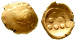 Keltische Goldmünzen, Germanien, Vindeliker
Stater "Regenbogenschüsselchen", 1. Jh. v. Chr. Typ Vogelkopf im Kranz/Torques um 6 als Dreieck angeordne...