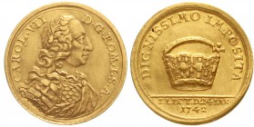 Altdeutsche Goldmünzen und -medaillen, Frankfurt, Stadt
Dukat 1742. Geharn. Brb. Karl VII. mit Löwenkopf-Schulter n.r./groß Kaiserkrone, darüber DIGN...
