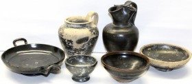 Ausgrabungen, Lots
6 griechische, glasierte, Keramik-Artefakte: 4 Schalen und 2 Vasen (eine mit Fehlstelle). Besichtigen. Provenienz: aus dem Nachlas...