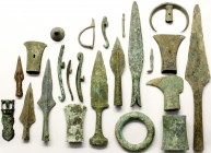 Ausgrabungen, Lots
22 Artefakte der Bronzezeit, u.a. Speerspitzen und Beile aus Luristan. Besichtigen. Provenienz: aus dem Nachlass eines Sammlers au...
