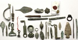 Ausgrabungen, Lots
34 diverse Klein-Artefakte, beginnend mit einer Pfeilspitze des Neolithikums, über Ägyptika (u.a. ein Skarabäus), bis zu römisch/b...