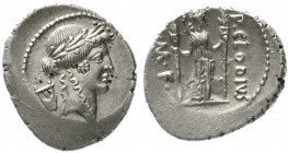 Römische Münzen, Römische Republik, P. Clodius, 42 v. Chr.
Denar 42 v. Chr. Apollokopf r., links Kithara/Diana steht mit Fackeln.
vorzüglich