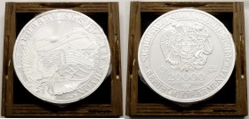 Ausländische Münzen und Medaillen, Armenien
20.000 Dram 5 Kg. Silbermünze 2015. Arche Noah. In Holzkassette (Außen etwas bestossen).
Stempelglanz
A...