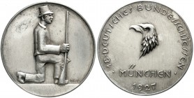 Altdeutsche Münzen und Medaillen, Bayern-München, Stadt
Silbermedaille 1927 v. H.L. / Poellath, a.d. 18. dt. Bundesschiessen. 40,2 mm, 27,7 g.
sehr ...