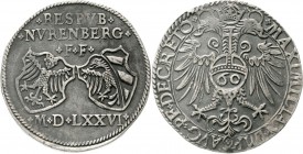 Altdeutsche Münzen und Medaillen, Nürnberg-Stadt
Reichsguldiner 1576. Reichsadler, Reichsapfel mit 60 / 2 Wappen über freistehender Jahreszahl. Titel...