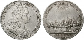 Altdeutsche Münzen und Medaillen, Nürnberg-Stadt
Reichstaler 1736 (Chronogramm) PGN. Belorb. Brb. Karl VI. n.r. / Stadtansicht unter strahlendem Drei...