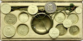 Waagen und Gewichte, Münzwaagen und Münzgewichte, Italien
Waagkasten mit Messingwaage und 15 Goldmünzen-Gewichten (überzählig). Um 1820. Kasten 77 X ...