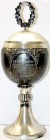 Medaillen, Drittes Reich
Sieger-Pokal 1934 (graviert). Geformt nach Art eines Schoppen-Weinglases mit Griffmanschette am Stil und geprägter Verzierun...