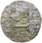 Medaillen, Medailleure allgemein, Nuss, Fritz, geboren 1907
Einseitige Bronzegußplakette "Leierspielerin" o.J.(1966). 152 mm. Hinten Holzplatte als A...