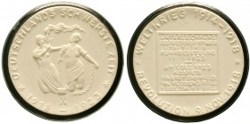Medaillen, Porzellanmedaillen, Deutsches Reich
Berlin: Deutschlands schwerste Zeit o.J.(1923) weiß, Rand schwarz. 40 mm. Nach Scheuch handelt es sich...