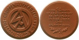 Medaillen, Porzellanmedaillen, Deutsches Reich
Dresden: Gruppenaufmarsch der SA 1934 braun. 50 mm.
vorzüglich, kl. Kratzer