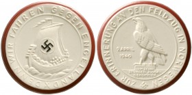 Medaillen, Porzellanmedaillen, Deutsches Reich
München: Besetzung von Norwegen 1940 weiß, Rand rot, Hakenkreuz schwarz. 48 mm.
prägefrisch, kl. Krat...