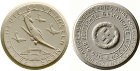 Medaillen, Porzellanmedaillen, Deutsches Reich
München: Flieger gegen England o.J.(1941) weiß. 48 mm.
vorzüglich, Cockpit blau bemalt