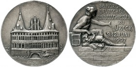 Medaillen, Schützenmedaillen, Lübeck
Silbermedaille 1907, unsign. 36. Norddt. Bundesschiessen. Halblieg. Frau m. Siegeskranz / Holstentor. Randpunze,...