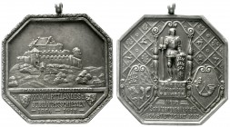Medaillen, Schützenmedaillen, Stuttgart
Tragb., achteckige Silbermedaille 1913 a.d. XXV. württemb. Landes- und Jub.-Schiessen. 40 X 40 mm, 24,5 g.
m...