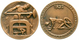 Medaillen, Weimarer Republik
Bronzemedaille "Deutsche Not" 1932. In der Schraubzwinge des Teufels / Ruf nach "dem Retter". Mit alter Kaufhülle, 40,4 ...
