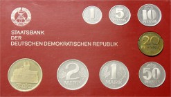 Klein- und Kursmünzen der DDR, Kursmünz- und Gedenksätze
Kursmünzensatz von 1 Pfennig bis 5 Mark 1983. In Hartplastik (etwas verkratzt), Inlett rot m...