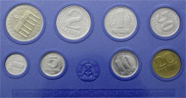 Klein- und Kursmünzen der DDR, Kursmünz- und Gedenksätze
Kursmünzensatz von 1 Pfennig bis 5 Mark 1984. In Hartplastik, Inlett blau. Dazu 20 Mk. 1972 ...