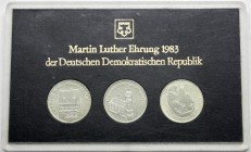 Gedenkmünzen der DDR
Themensatz Martin-Luther-Ehrung: 5 Mark 1983. Schloßkirche, Wartburg 1983 und Luthers Geburtshaus 1983 in Hartplastik mit schwar...