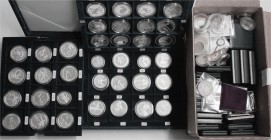 LOTS, Sammlungen allgemein, alle Welt
Karton mit 93 Silbergedenkmünzen ab ca. 1980, meist 90er Jahre. Dabei u.a. Farbmünzen, u.a. Palau, Olympiade Ge...
