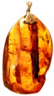 Varia, Bernstein
Großer Bernsteinanhänger mit Aufhängung aus Gelbgold 585. Klarer, polierter Naturbernstein mit interessanten Einschlüsen, u.a. einer...