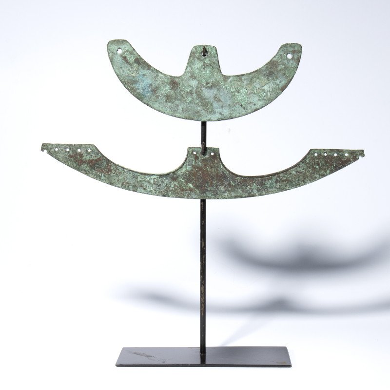 DEUX LAMES DE HACHES
Bronze à patine verte; 19 x 32 cm et 5,5 x 8 cm Egypte, Mo...