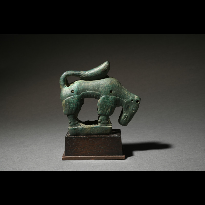 STATUETTE DE YAK
Bronze à patine verte. 10 x 10 x 5,3 cm Chine, Culture Ordos, ...