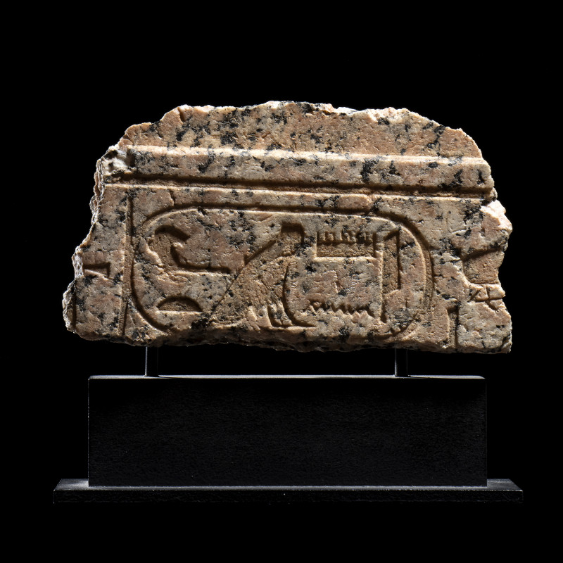 RARE FRAGMENT DE STELE FAUSSE PORTE
Sculpté en creux du cartouche au nom du viz...