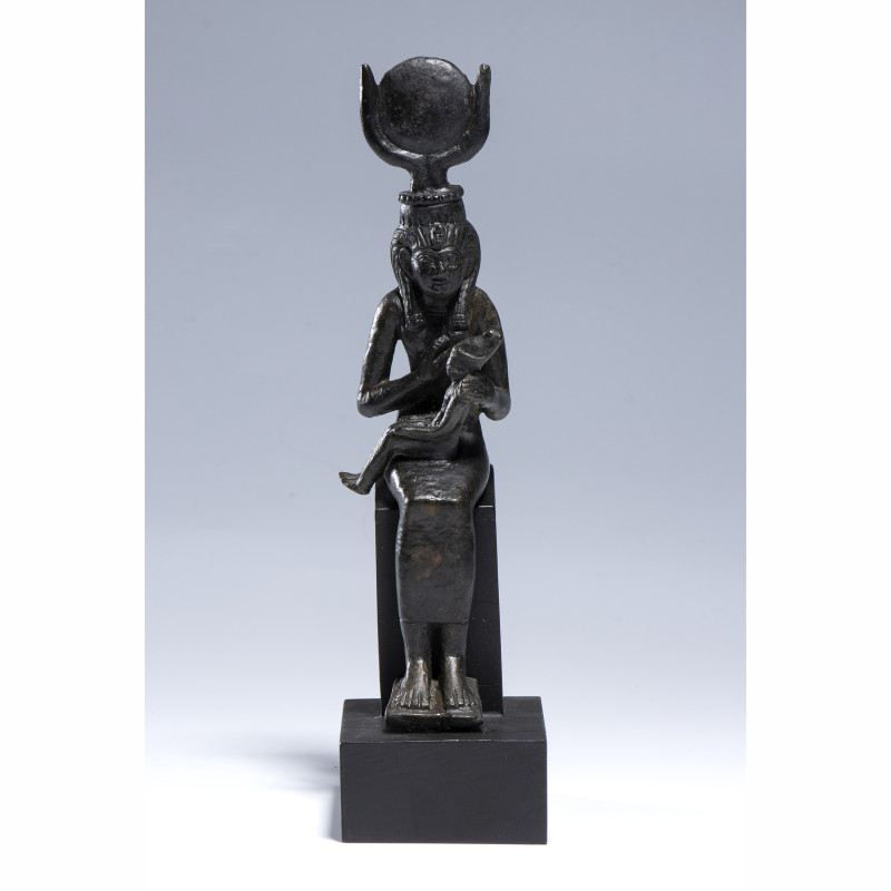 STATUETTE ISIS LACTANS
Figurée assise, l'enfant Horus dans ses bras. La déesse ...