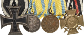 Ordensspangen
Spange mit 4 Auszeichnungen Preußen- Eisernes Kreuz 1914 2. Klasse am Kämpferband. Verliehen 1914-1924. Eisen geschwärzt, Silber. Sachs...