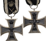 Orden deutscher Länder Preußen
Eisernes Kreuz 1914, 2. Klasse Verliehen 1914-1924. Am Kämpferband mit 2 Auflagen Krone und Schwertern, Silber, Eisen ...