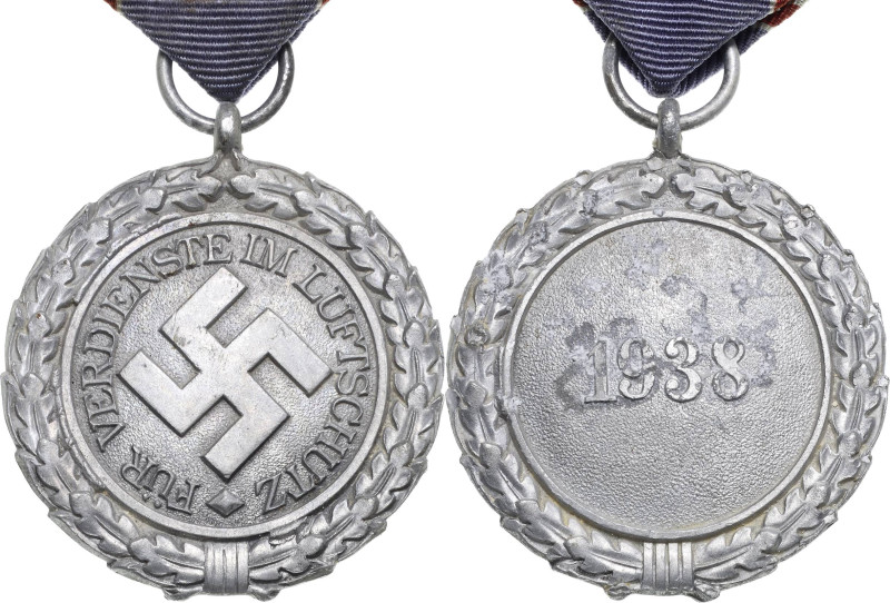 Orden des Dritten Reiches
Luftschutz-Ehrenzeichen 2. Stufe Verliehen 1938-1945....