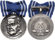 Orden der Deutschen Demokratischen Republik Staatliche Auszeichnungen
Clara-Zetkin-Medaille Verliehen 1980-1989. Buntmetall silberfarben. 35,5 mm. An...