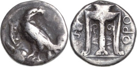 Bruttium Kroton
 Stater 420/370 v. Chr. Adler sitzt nach links auf Hirschschädel / Dreifuß mit Beizeichen Efeublatt SNG Cop. 1779 SNG München 1448 7....