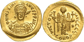 Justinianus I. 527-565 Solidus 527/537, Constantinopel Brustbild mit Helm, Speer und Schild von vorn, DN IVSTINIANVS PP AVC / Victoria mit Kreuzstab u...