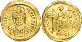 Justinianus I. 527-565 Solidus 527/565, Constantinopel Brustbild mit Helm, Diadem, Kreuzglobus und Schild haltend, DN IVSTINIANVS PP AVG / frontal ste...