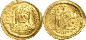 Justinianus I. 527-565 Solidus 527/565, Constantinopel Brustbild mit Helm, Diadem, Kreuzglobus und Schild haltend, DN IVSTINIANVS PP AVG / Frontal ste...