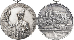 Reuss-Städte und Gemeinden
Gera Silbermedaille 1931 (O.L.G.) 29. Thüringisches Bundesschießen. Schütze mit Gewehr und erhobenem Kranz / Ansicht des S...