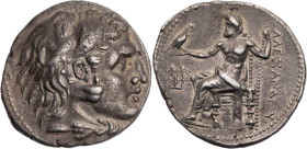 MAKEDONIEN, KÖNIGREICH
Alexander III., 336-323 v. Chr. AR-Tetradrachme um 215 v. Chr. Kolophon Vs.: Kopf des Herakles mit Löwenskalp n. r., Rs.: Zeus...
