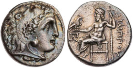 MAKEDONIEN, KÖNIGREICH
Philipp III. Arrhidaios, 323-317 v. Chr. AR-Drachme 323-319 v. Chr. Kolophon Vs.: Kopf des Herakles mit Löwenskalp n. r., Rs.:...