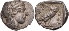 ATTIKA ATHEN
 AR-Tetradrachme 440-420 v. Chr. Vs.: Kopf der Athena mit Helm und Lorbeer n. r., Rs.: Eule steht n. r., Kopf v. v., links oben Ölzweig ...