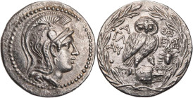 ATTIKA ATHEN
 AR-Tetradrachme 138/137 v. Chr., 6. Monat Glau(...), Eche(...) und Ap(...), Vs.: Kopf der Athena Parthenos mit dreibuschigem Helm n. r....
