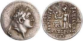 KAPPADOKIEN, KÖNIGREICH
Ariarathes V. Eusebes Philopator, 163-130 v. Chr. AR-Drachme 130 v. Chr. (= Jahr 33) Mzst. A (Eusebeia) Vs.: Kopf mit Diadem ...